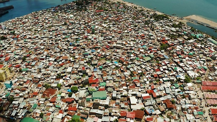 아시아 거리 주택 동양인 사람없음 야외 건물 도시풍경 환경 도시 범죄 오염 도심 쓰레기 폐기물 오두막 가난 사회이슈 지역 커뮤니티 타운 낭비 빈민가 생태학 소셜 옛날 인구 조감도 판잣집 혼란 4K MOV 해외동영상 클립영상 건축물 교육 나라 컨셉 인종 풍경 동영상 파일형식