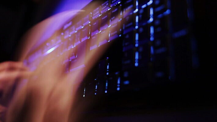 손 남자 백그라운드 컨셉 인터넷 비즈니스 통신 손가락 열쇠 직장 기술 실내 사람없음 파란색 노트북 빛 컴퓨터 사무실 웹 어둠 과학기술 정보 공구 긴급 타이핑 키보드 업무 비즈니스맨 서핑 야간 저녁 연결 달빛 속도 무역 상업 온라인 서퍼 키패드 타임랩스 MOV 해외동영상 클립영상 자연요소 산업 컬러 회사 운동선수 촬영기법 사람 내부 신체부위 전자제품 달 도구 수상스포츠 작업 직장인 동영상 파일형식