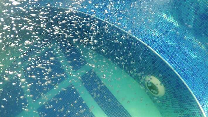 물결 파도 바다 백그라운드 이동 모션 자연 표면 건강 사람없음 물 파란색 빛 수중 수영 스파 어둠 거품 젖음 흐름 신선 반지 원형 액체 닫기 떨어짐 당구 타일 상승 탱크 가스 기어 깊이 4K 수중영상 MP4 해외동영상 클립영상 자연요소 도형 컬러 컨셉 장신구 구기 수상스포츠 생태계 동영상 파일형식