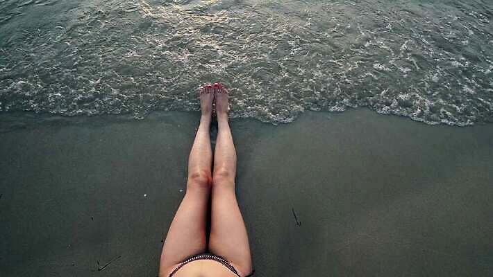 모양 모델 라이프스타일 응시 모래 파도 여행 신체 발 자연 조류 휴가 휴식 건강 사람 사람없음 물 파란색 비키니 섹시 유행 흰색 아기 고급 떨어짐 선탠 정상 날씬함 피부 분무기 셀프 얇은 유아독존 이국적 4K MP4 해외동영상 클립영상 자연요소 동물 시선 수영복 바다 컬러 컨셉 생활 신체부위 몸매 생태계 동영상 파일형식