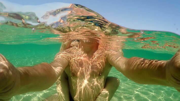 라이프스타일 커플 여자 남자 행복 바다 여행 컨셉 2 관계 자연 하늘 휴가 휴식 함께함 사랑 미소 웃음 사람 성인 사람없음 물 여름 태양 맑음 기쁨 낭만 신혼여행 잡기 셀프카메라 4K MOV 해외동영상 클립영상 자연요소 계절 감정 결혼 모션 날씨 표정 생활 사진촬영 생태계 동영상 파일형식