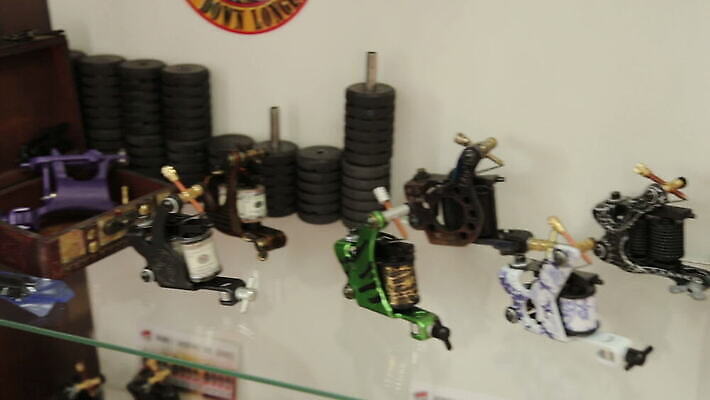 직업 손 디자인 문화 신체 잉크 실내 미술 사람없음 유행 기계 고통 장비 공구 바늘 문신 펑크 살균 MOV 해외동영상 클립영상 감정 문화예술 내부 신체부위 도구 동영상 파일형식