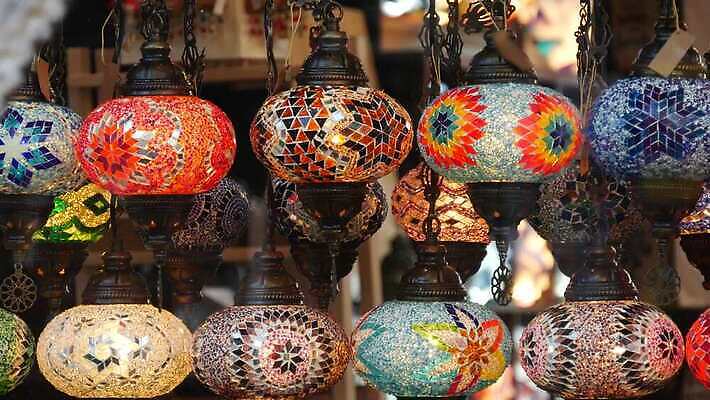 전통 유리 불꽃 이스탄불 매달리기 종류 미술 동양인 사람없음 장식 빛 컬러풀 축제 여러개 등불 램프 변화 클래식 닫기 이슬람교 타일 기념품 모자이크 동쪽 수공예 빛망울 광 라마단 수공예품 핸드메이드 많음 4K MP4 해외동영상 클립영상 종교 컬러 다수 컨셉 모션 재질 불 문화예술 조명 인종 공예 방향 오브젝트 공예품 동영상 파일형식 튀르키예