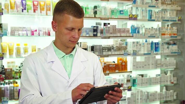 직업 1 남자 셔츠 성공 건강 한명 미소 사람 성인 금발 알약 약 상점 디지털 고통 의사 잡기 업무 닫기 약국 직원 검색 상담 조제 마약 약사 인원 화학약품 4K MOV 해외동영상 클립영상 헤어스타일 감정 컨셉 상의 의학 모션 표정 의료진 작업 화학 만들기 동영상 물질 파일형식