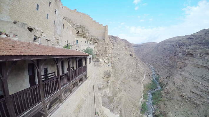 전통 길 건축양식 하늘 산 건조 파노라마 사람없음 건물 골짜기 사막 골동품 영혼 역사 동굴 언덕 가뭄 방법 서쪽 신앙심 예루살렘 옛날 이스라엘 팔레스타인 4K MOV 해외동영상 클립영상 건축물 건축 중동 자연 날씨 촬영기법 방향 동영상 서아시아 파일형식