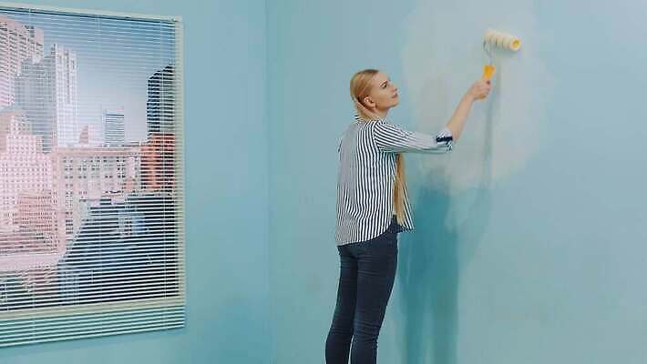 여자 꽃 벽 컬러 창문 아파트 주택 한명 내부 장식 인테리어 사무실 고층빌딩 페인트 방 공구 붓 업무 얼룩 그리기 수리 롤러 페인트붓 화가 DIY 업그레이드 4K MOV 해외동영상 슬로모션 클립영상 식물 직업 1 디자인 비즈니스 모션 촬영기법 사람 빌딩 취미 건물 도구 작업 동영상 파일형식