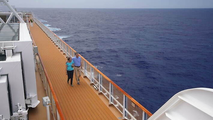 백인 라이프스타일 커플 응시 노년 바다 여행 결혼 관계 남편 휴가 함께함 항해 사랑 사람 성인 야외 두명 낭만 가리킴 아내 보트 고급 크루즈 은퇴 갑판 옛날 4K MOV 해외동영상 클립영상 서양인 시선 감정 컨셉 배_교통 손짓 이벤트 생활 동영상 파일형식