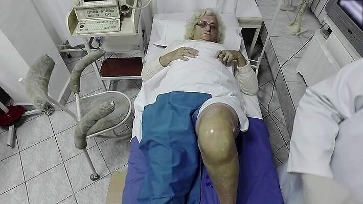 직업 장갑 건강 병원 주사기 한명 사람 약 방 고통 장비 환자 간호사 기구 공구 긴급 수술 극장 무릎 열쇠구멍 주사약 외과 순서 돌봄 작동 절개 정형외과 살균 4K MP4 해외동영상 클립영상 1 잡화 감정 의학 의료기기 모션 신체부위 치료 의료진 도구 동영상 파일형식