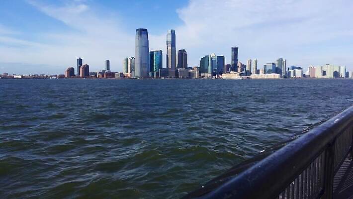 건축양식 난간 하늘 새로움 파노라마 사람없음 건물 울타리 강 도시풍경 고층빌딩 미국 도시 도심 헬리콥터 항공 군용 뉴욕 수로 장면 지역 대도시 스카이라인 맨해튼 저지 철책 허드슨강 4K MOV 해외동영상 클립영상 건축물 건축 컨셉 북아메리카 비행기 군대 촬영기법 풍경 빌딩 담장 동영상 파일형식