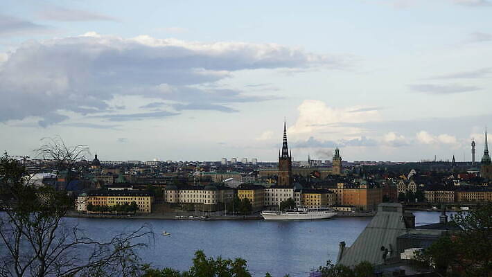 구름 유럽 바다 여행 건축양식 하늘 주택 파노라마 스웨덴 풍경 사람없음 야외 건물 물 여름 파란색 도시풍경 뷰티 반사 항구 일몰 궁전 도시 시간 타운 스카이라인 랜드마크 수도권 스칸디나비아 스톡홀름 옛날 4K 타임랩스 MOV 해외동영상 클립영상 자연요소 건축물 계절 건축 나라 컬러 고건축 교통시설 촬영기법 북유럽 노을 지역 동영상 파일형식