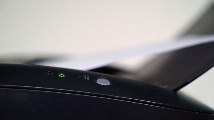 디자인 종이 백그라운드 컨셉 비즈니스 통신 주택 기술 사람없음 전자제품 컴퓨터 사무실 디지털 기계 공백 장비 흰색 업무 인쇄 책상 계약 문서 페이지 팩스 경영 고립 멀티 스캐너 4K MOV 해외동영상 클립영상 컬러 가구 건물 사무용품 작업 동영상 파일형식