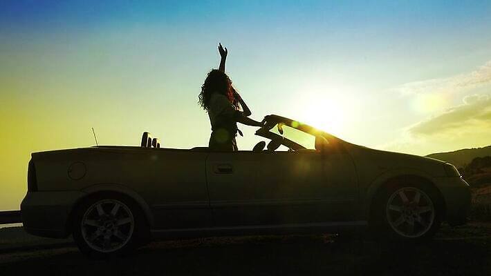 라이프스타일 커플 여자 행복 도로 여행 자동차 휴가 갈색머리 미소 사람 사람없음 야외 여름 친구 햇빛 태양 파티 일몰 기쁨 꿈 운전 운전사 고급 오픈카 자동 4K MP4 해외동영상 클립영상 자연요소 직업 헤어스타일 계절 감정 길 육상교통 컨셉 관계 교통시설 모션 승용차 표정 이벤트 생활 노을 동영상 파일형식