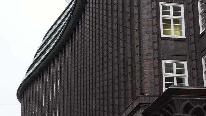 외관 유럽 여행 겨울 건축양식 창문 유리 하늘 벽돌 전등 주택 독일 사람없음 야외 건물 도시풍경 사무실 햇빛 가을 도시 역사 재산 저녁 각도 장면 타운 동영상 칠레 대칭 랜드마크 옛날 함부르크 4K MOV 해외동영상 클립영상 건축물 계절 건축 나라 비즈니스 재질 조명 풍경 금융 태양 남아메리카 야간 파일형식