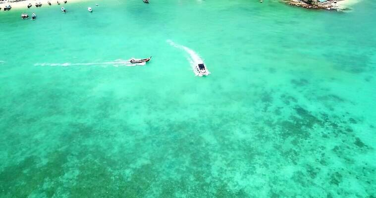 나무 아시아 모래 파도 바다 컬러 섬 여행 요트 태국 자연 하늘 휴가 열대 산 안테나 사람없음 초록색 물 파란색 야자수 만 보트 산호 언덕 마야 항공촬영 드론 터키석 파라다이스 푸켓 그리너리 4K MP4 해외동영상 클립영상 자연요소 식물 나라 뷰포인트 배_교통 통신 자포동물 보석 생태계 마야문명 동영상 파일형식 트랜드컬러