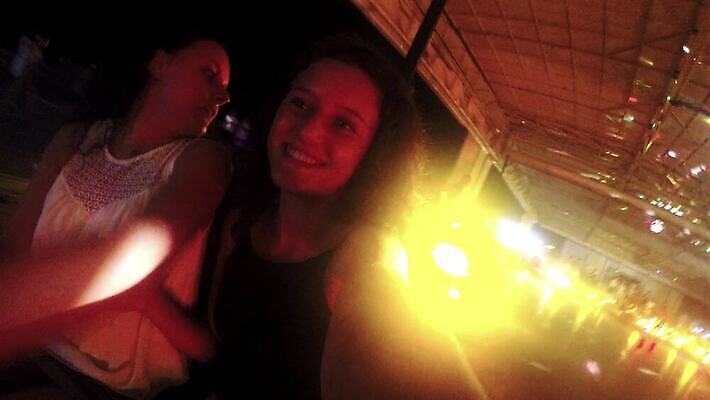 커플 공원 행복 어린이 컬러 이동 모션 자동차 놀이 함께함 미소 웃음 사람 사람없음 빛 어둠 기쁨 놀이공원 운전 게임 승차 야간 속도 네온 공평 범퍼 1인칭시점 4K MP4 해외동영상 클립영상 자연요소 시선 공공시설 감정 육상교통 컨셉 관계 표정 테마파크 동영상 파일형식