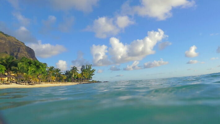 바다 하늘 휴가 손바닥 사람없음 물 파란색 바닷속 수중 수영 씻기 휴양지 장면 모리셔스 MOV 해외동영상 슬로모션 클립영상 자연요소 손 컬러 촬영기법 청결 장소 수상스포츠 동영상 파일형식