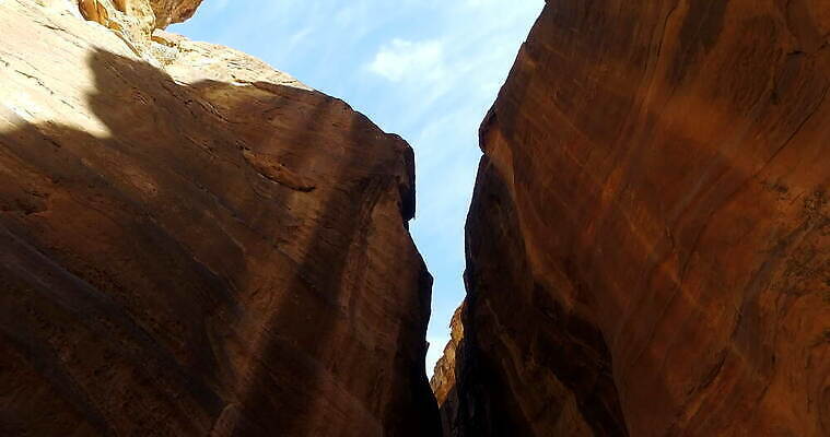 문화 모래 컬러 여행 건축양식 자연 산 사람없음 빨간색 세계 여행객 골짜기 사막 골동품 무덤 도시 역사 그늘 호기심 좁은 암초 사암 목각 통과 고고학 랜드마크 옛날 요르단 4K MOV 해외동영상 클립영상 교육 건축 감정 컨셉 중동 사람 돌_바위 생태계 동영상 파일형식