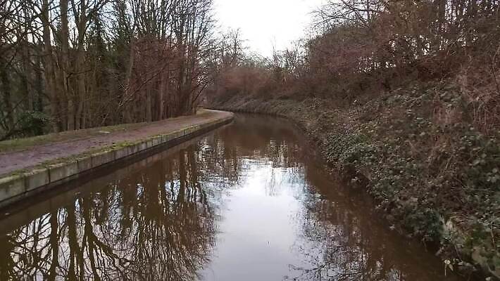 나무 전통 영어 여행 교통시설 자연 하늘 휴가 영국 잉글랜드 파노라마 사람없음 야외 초록색 물 강 반사 평화 시골 보트 크루즈 활 수로 운하 멀리 내추럴 범퍼 MP4 해외동영상 클립영상 자연요소 식물 문자 유럽 컬러 교통 컨셉 배_교통 촬영기법 시설 생태계 동영상 파일형식