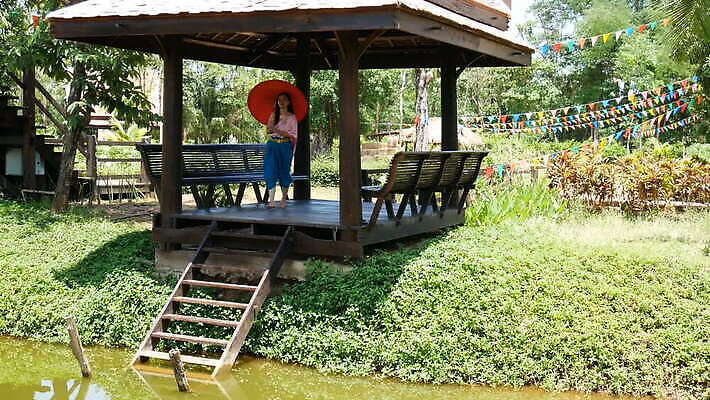 모델 전통 드레스 옷 종교 문화 얼굴 불교 우산 장신구 태국 관리 한명 미소 사람 앉기 동양인 옆모습 장식 빨간색 물 강 유행 걷기 공연 수확 골동품 경례 환영 정교 스타일 존경 MOV 해외동영상 클립영상 자연요소 1 아시아 뷰포인트 컬러 농업 모션 표정 인종 이벤트 신체부위 인사 동영상 파일형식