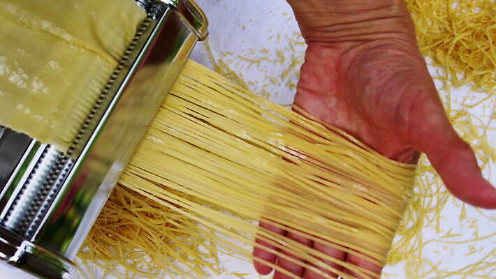 손 여자 줄 음식 빵 탁자 추상 주택 건조 파스타 건강 스파게티 관리 사람 사람없음 햇빛 노란색 기계 이탈리아 면 업무 수프 자르기 시리얼 국수 반죽 만들기 밀가루 라비올리 라자냐 마카로니 이스트 특별함 핸드메이드 토르텔리니 4K MOV 해외동영상 클립영상 유럽 컬러 가구 컨셉 무늬 모션 서양음식 건물 신체부위 태양 면류 작업 이탈리아음식 가루 동영상 파스타면 파일형식