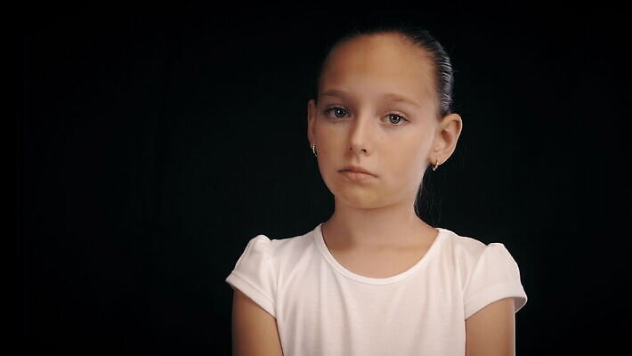 백인 응시 여자 감정 얼굴 어린이 포즈 백그라운드 컨셉 생각 검은배경 스트레스 실내 한명 사람 10대 카메라 검은색 어둠 슬픔 표현 좌절 고민 문제 내추럴 고립 심각 우울증 혼자 카피스페이스 4K MOV 해외동영상 클립영상 서양인 1 시선 컬러 청소년 내부 신체부위 전자제품 공백 질병 동영상 파일형식
