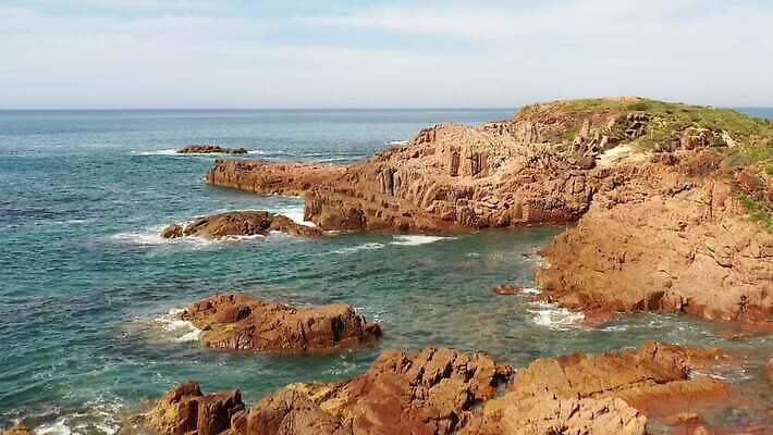 파도 바다 여행 자연 조류 하늘 안테나 풍경 사람없음 야외 물 여름 파란색 갈색 여행객 환경 호주 땅 머리위 암초 동영상 드론 해일 4K MP4 해외동영상 클립영상 자연요소 동물 계절 컬러 통신 사람 오세아니아 자연재해 생태계 파일형식