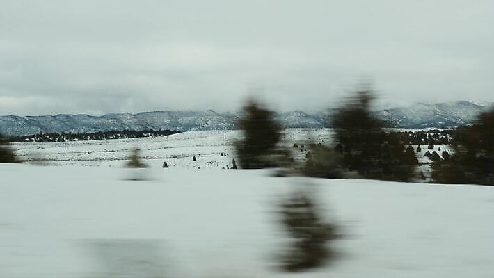 도로 여행 겨울 창문 자동차 자연 산 항해 사람없음 옆모습 빨간색 계곡 미국 운전 자유 황무지 분위기 땅 인도인 탈출 지역 애리조나 루트 방법 시온산 자동 수평선 4K MP4 해외동영상 클립영상 외국인 계절 길 육상교통 뷰포인트 컬러 컨셉 북아메리카 배_교통 교통시설 모션 동양인 생태계 동영상 파일형식