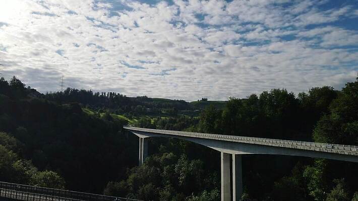 나무 산업 도로 교통수단 여행 백그라운드 건축양식 자동차 자연 하늘 산 안테나 사람없음 야외 초록색 마을 금속 골짜기 계곡 봄 시골 기둥 고속도로 숲 짐차 구름다리 굴곡 넘어짐 드론 랜드마크 루트 방법 지원 철강 콘크리트 4K MP4 해외동영상 클립영상 식물 계절 건축 길 육상교통 컬러 교통 통신 교통시설 모션 재질 다리_건축물 생태계 동영상 파일형식