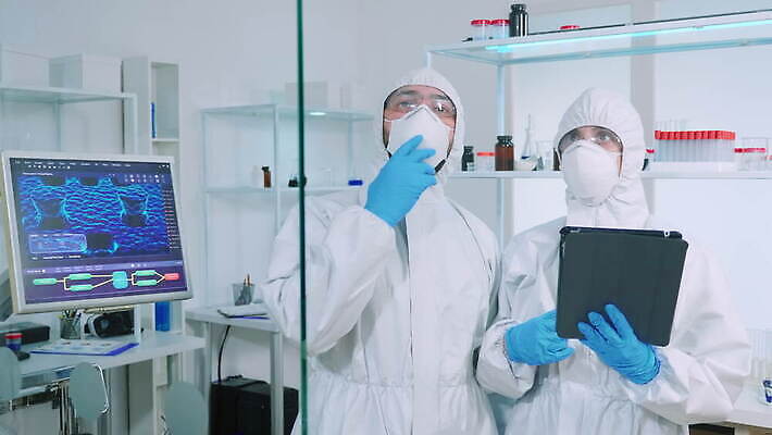 응시 안경 과학 건강 실험 작업복 가면 사람없음 치료 알약 약 장비 의사 엔지니어 실험실 바이러스 보호 질병 생명공학 보호장비 연구원 과학자 분석 하이테크 미생물 개발 백신 전염병 화학자 코로나바이러스 4K MOV 해외동영상 클립영상 직업 시선 잡화 옷 컨셉 의학 생물 기술 의료진 기술자 동영상 학자 파일형식