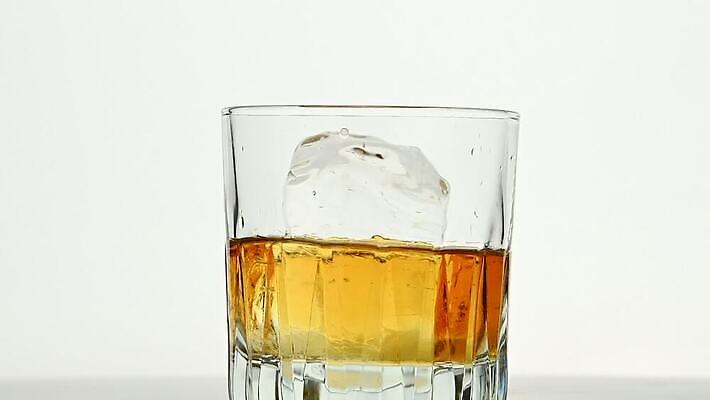 1 라이프스타일 문화 음료 로우앵글 백그라운드 모션 유리 사람없음 옆모습 얼음 추위 마시기 흰색 알코올 칵테일 바 투명 우아함 닫기 큼 가득함 큐브 회전 고립 버번 브랜디 위스키 정교 스타일 카피스페이스 MOV 해외동영상 슬로모션 클립영상 자연요소 뷰포인트 컬러 컨셉 재질 주류 촬영기법 생활 공백 크기 동영상 파일형식