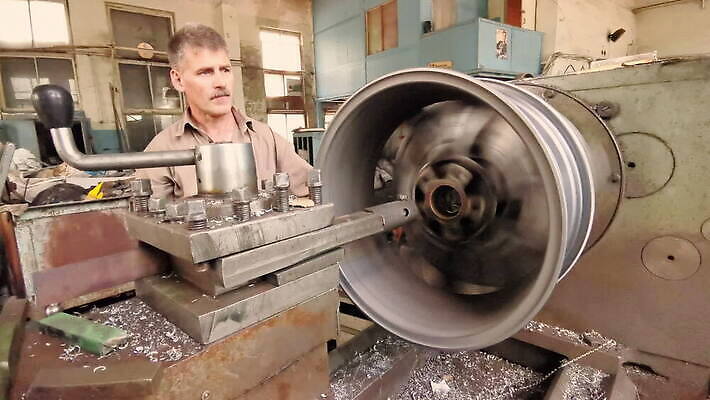 식물 직업 산업 중년 공장 노동자 한명 상점 금속 장비 과학기술 도구 스패너 반지 업무 바퀴 센터 가장자리 제조 상품 균형 자르기 회전 타이어 되감기 방법 옛날 철강 MOV 해외동영상 클립영상 1 장신구 공업 모션 재질 기술 사람 성인 공구 작업 둘레 동영상 파일형식