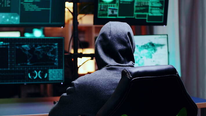 남자 인터넷 가면 안전 사람 사람없음 노트북 컴퓨터 디지털 스크린 자료 웹 정보 흰색 네트워크 범죄 바이러스 위험 공격 비밀 도둑 절도 위협 사이버 보안 신분 시스템 온라인 해킹 해커 위반 불법 사생활 수배 스파이 악성코드 프로그래밍 뺏기 4K MOV 해외동영상 클립영상 컬러 컨셉 모션 전자제품 작업 범죄인 동영상 개발 파일형식