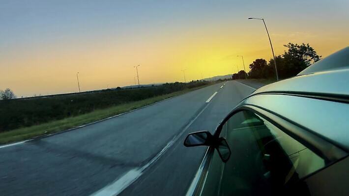 구름 도로 선 여행 백그라운드 창문 교통시설 모션 자동차 유리 하늘 거리 실내 안전 풍경 사람없음 옆모습 여름 파란색 빛 태양 반사 일출 일몰 거울 운전 차도 판넬 바퀴 고속도로 운전사 고급 아스팔트 속도 하이테크 계기판 4K MP4 해외동영상 클립영상 레이스천 자연요소 직업 계절 길 육상교통 뷰포인트 컬러 교통 컨셉 재질 기술 내부 노을 직물 시설 동영상 파일형식