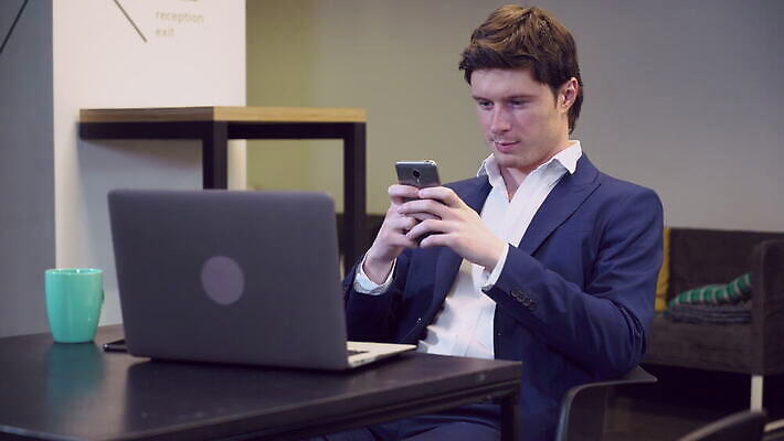 1 라이프스타일 행복 인터넷 사업가 놀이 모바일 세포 실내 한명 미소 앉기 내부 30대 스마트폰 핸드폰 사무실 카페 기쁨 방 게임 비즈니스맨 기다림 메시지 어플리케이션 무선전화기 스마트 책상 만족 와이파이 문자메시지 아이폰 채팅 혼자 4G 4K MOV 해외동영상 클립영상 직업 남자 감정 가구 컨셉 비즈니스 모션 표정 IT 사람 생활 장년 전자제품 스마트기기 상점 직장인 전화기 무선인터넷 동영상 파일형식