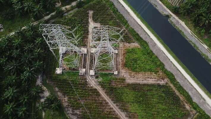 선 밭 건축양식 교통시설 사람없음 야외 관광지 하이앵글 농장 농경지 탑 금속 성장 역 연결 전염 볼트 철탑 공학 밭일 변압기 분배 생태학 전압 철강 공급 배선 4K MOV 해외동영상 클립영상 건축물 교육 건축 뷰포인트 여행 교통 농업 재질 한자 공구 질병 시설 감염 동영상 파일형식