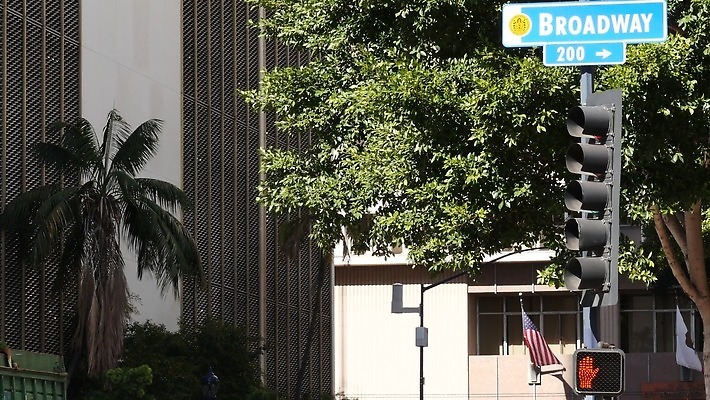 나무 접시 배너 공공시설 도로 컬러 건축양식 텍스트 교통시설 거리 간판 사람없음 건물 단어 도시풍경 기둥 도시 표지판 이름 도심 이름표 교차로 메인 신호 캘리포니아 봉 규칙 타운 타이틀 로스앤젤레스 길가 브로드웨이 산티아고 레터링 4K MP4 해외동영상 클립영상 식물 문자 식기 건축물 건축 길 교통 알림판 풍경 미국 시설 동영상 파일형식