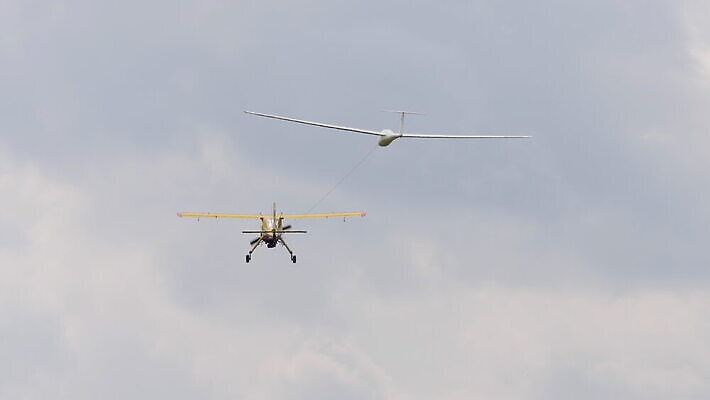 영어 스포츠 여행 날개 교통시설 하늘 비행기 항해 사람없음 야외 여름 파란색 비행 공항 항공 견인 이륙 에어쇼 곡예비행 글라이더 대패 옛날 4K MOV 해외동영상 클립영상 문자 계절 컬러 교통 배_교통 항공교통 대중교통 시설 쇼 동영상 파일형식