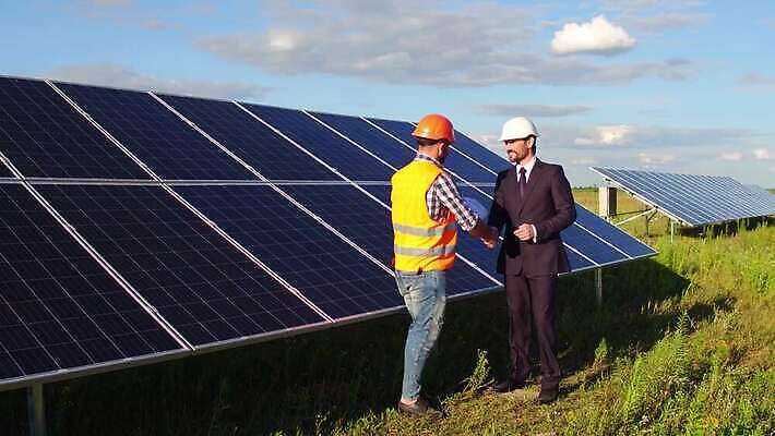 응시 산업 컨셉 비즈니스 미래 서기 두명 초록색 경제 태양 맑음 힘 재활용 장비 발전기 에너지 업무 판넬 닫기 감독 고객 그림 에코 생태계 하이테크 태양에너지 집열판 공학 베터리 생태학 설치 수집가 4K MP4 해외동영상 클립영상 자연요소 직업 시선 교육 컬러 모션 날씨 기술 사람 환경 발전소 작업 그린에너지 친환경 동영상 파일형식