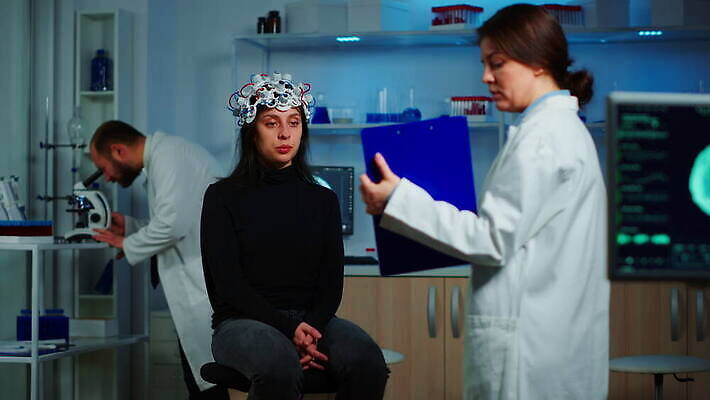 과학 건강 병원 실험 스터디 컴퓨터 알약 약 머리 디지털 스크린 헤드폰 장비 환자 의사 정보 마음 실험실 질병 연구원 과학자 분석 뇌 시설 하이테크 보여주기 조절 개발 서류판 스캐너 4K MOV 해외동영상 클립영상 직업 음향기기 컨셉 의학 모션 기술 신체부위 전자제품 학습 사무용품 의료진 동영상 학자 파일형식