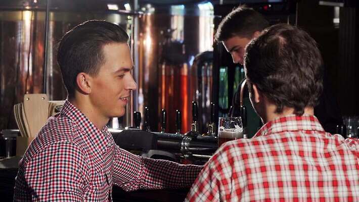 라이프스타일 남자 행복 산업 음료 통신 휴가 휴식 기념 맥주 함께함 실내 미소 세명 친구 파티 식당 축제 우정 만남 축하 알코올 바 만취 고객 서비스 건배 형제 토스트 주말 양조 총각 맛있는 4K MOV 해외동영상 클립영상 감정 빵 컨셉 가족 관계 주류 표정 사람 이벤트 내부 생활 상점 동영상 술취함 파일형식