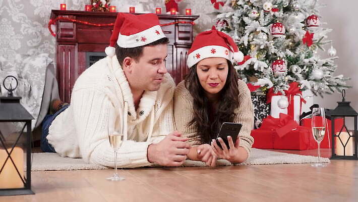 백인 라이프스타일 커플 남자 행복 크리스마스 인터넷 통신 가족 휴가 주택 실내 선물 사랑 미소 웃음 앉기 사람없음 노트북 스마트폰 핸드폰 쇼핑 공책 관찰 구매 연결 무선전화기 전자 온라인 전자상거래 4K MOV 해외동영상 클립영상 서양인 기념일 감정 관계 모션 문구용품 표정 사람 내부 건물 생활 전자제품 스마트기기 전화기 동영상 파일형식