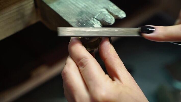 백인 직업 손 디자인 산업 장신구 공장 불 노동자 기술 관리 창조 사람없음 빛 금속 장비 공구 반지 잡기 업무 작업실 황금 고급 수리 제조 은색 상품 보석 만들기 다이아몬드 고정 닦기 판화 공예가 백금 MOV 해외동영상 클립영상 자연요소 서양인 컬러 컨셉 공업 모션 재질 미술 신체부위 도구 작업 광석 동영상 파일형식