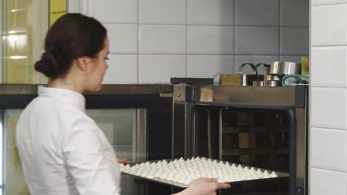 직업 음식 유니폼 재료 성공 디저트 노동자 건강 요리 한명 장식 쿠키 과자 주방 요식업 식당 요리사 카페 빵집 업무 비즈니스우먼 뜨거움 오븐 맛 굽기 먹기 종업원 메뉴 유기농 레시피 고용 머랭 제빵사 페스츄리 핸드메이드 맛있는 4K MOV 해외동영상 머랭쿠키 클립영상 1 웰빙 옷 여자 산업 빵 컨셉 비즈니스 모션 사람 상점 가전제품 구직 작업 직장인 구이 동영상 채용 파일형식