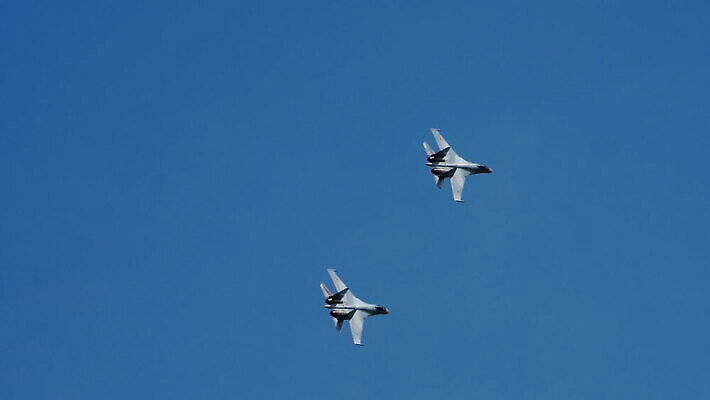 무기 날개 교통시설 하늘 비행기 사람없음 그룹 전시회 항공 군용 러시아 쇼 제트기 에어쇼 대패 러시아인 MOV 해외동영상 클립영상 서양인 유럽 교통 항공교통 대중교통 군대 전시 시설 동영상 파일형식