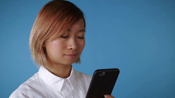 라이프스타일 여자 인터넷 텍스트 통신 표면 모바일 세포 기술 대화 한명 동양인 스마트폰 핸드폰 학습 금발 독서 스크린 터치 공구 타이핑 잡기 네트워크 메시지 이메일 연결 전화기 스마트 나눔 패드 문자메시지 소셜 채팅 터치스크린 셀룰러 밀레니얼 4G 4K MOV 해외동영상 클립영상 1 헤어스타일 교육 컨셉 모션 IT 말하기 사람 인종 생활 경제 전자제품 스마트기기 도구 동영상 파일형식