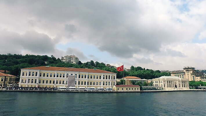외관 교육 유럽 바다 여행 건축양식 학교 하늘 휴가 이스탄불 항해 고등학교 사람없음 야외 건물 여름 도시풍경 도시 중앙 9월 동쪽 칠면조 랜드마크 보스포루스 복잡 옛날 4K MOV 튀르키예 해외동영상 클립영상 건축물 계절 건축 나라 아시아 컨셉 조류 풍경 배 날짜 방향 동영상 선박 파일형식