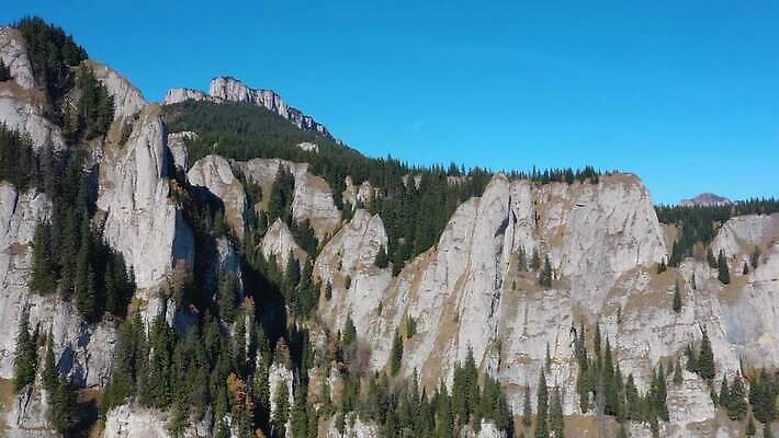 나무 구름 계절 공원 벽 컬러 여행 백그라운드 잎 자연 하늘 산 파노라마 풍경 사람없음 야외 목재 빨간색 초록색 여름 파란색 환경 놀람 하이킹 가을 바위 숲 언덕 전나무 자작나무 루마니아 내추럴 인기 전국 지질학 4K MP4 해외동영상 클립영상 자연요소 식물 공공시설 교육 감정 유럽 재료 레저 촬영기법 표정 돌_바위 생태계 동영상 파일형식