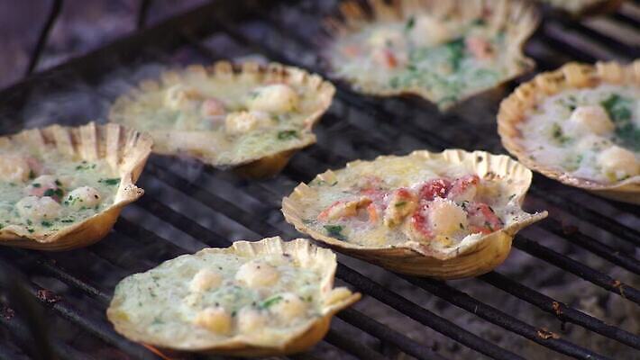 접시 음식 바다 백그라운드 채소 재료 불 조개 새우 한국 실내 육류 요리 사람없음 가로 빨간색 식당 일본 식사 저녁식사 튀김 신선 연기 맛 그릴 바비큐 난로 굽기 지중해 먹기 해산물 가리비 숯 연소 석탄 신발장 일본음식 맛있는 4K MP4 해외동영상 클립영상 자연요소 식기 아시아 컬러 컨셉 식재료 모션 주방용품 어패류 갑각류 내부 상점 난방기 구이 동영상 파일형식