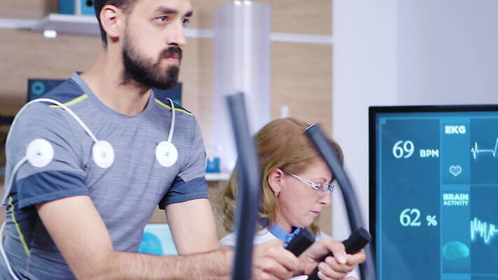 직업 여자 남자 과학 건강 병원 운동복 컴퓨터 달리기 운동 약 건강관리 스크린 모니터 장비 에너지 체험 센터 실험실 연습 측정 시설 하이테크 격려 달리기선수 4K MOV 해외동영상 슬로모션 클립영상 옷 감정 컨셉 의학 모션 기술 촬영기법 실험 관리 사람 전자제품 육상선수 동영상 파일형식