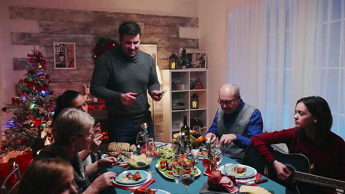 백인 계절 남자 음식 크리스마스 겨울 통신 가정 가족 탁자 휴가 새해 주택 기념 함께함 실내 이벤트 성인 사람없음 내부 장식 친구 파티 축제 식사 저녁식사 치킨 모임 기타 축하 그룹 칼 야간 자르기 주인 세대 설정 칠면조구이 4K MOV 해외동영상 클립영상 자연요소 서양인 기념일 가구 컨셉 관계 모션 현악기 사람 건물 구이 동영상 닭고기요리 파일형식